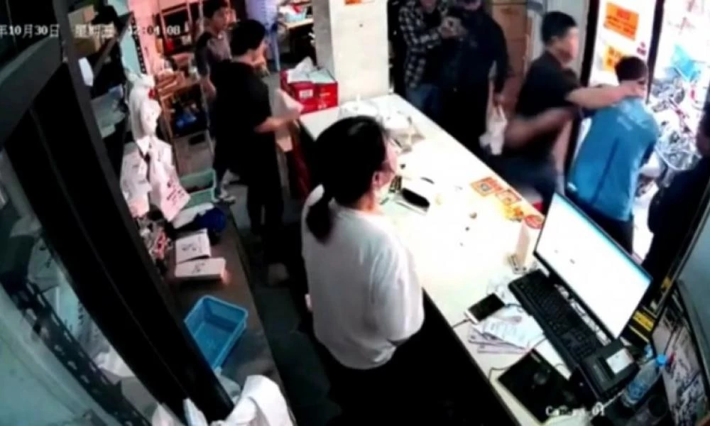 Κίνα: Πλάκωσε τον ντελιβερά στο ξύλο επειδή διαμαρτυρήθηκε για την παραγγελία